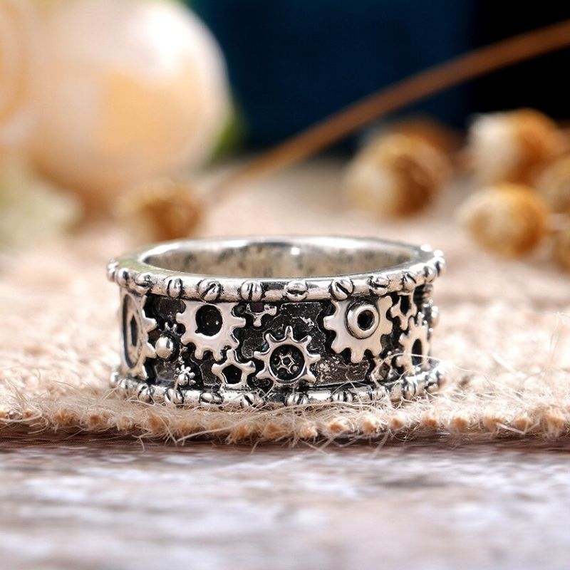 https://my-steampunk-style.com/cdn/shop/products/gear-ring.jpg?v=1660984302